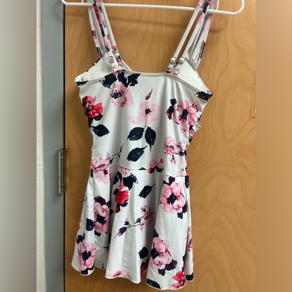 Used bathing suit. One piece. Fits like a small - Picture 2 of 2